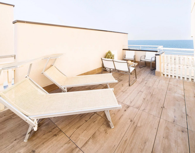 media.Slide-Camera-Queen-Room-con-Roof-garden-02-Hotel-Life-Rimini