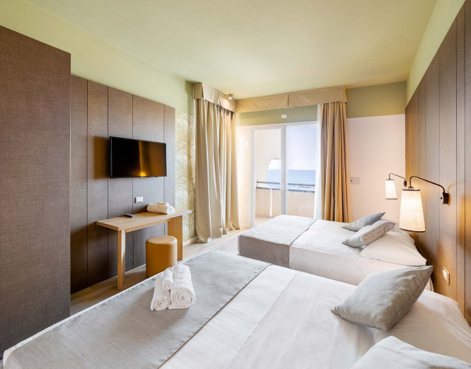 media.Gallery-Camera-Queen-Room-con-Roof-garden-03-Hotel-Life-Rimini