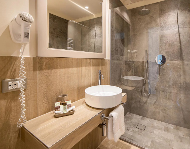 media.Slide-Camera-Queen-Room-02-Hotel-Life-Rimini