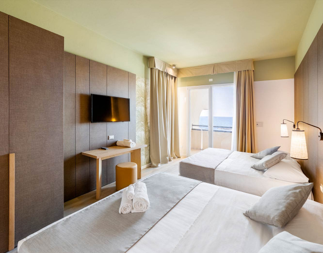 media.Gallery-Camera-Queen-Room-06-Hotel-Life-Rimini