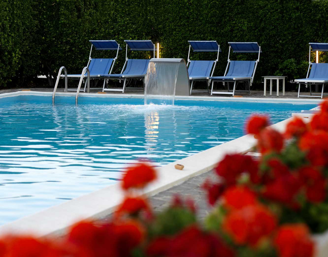 media.Gallery-Piscina-02-Hotel-Life-Rimini