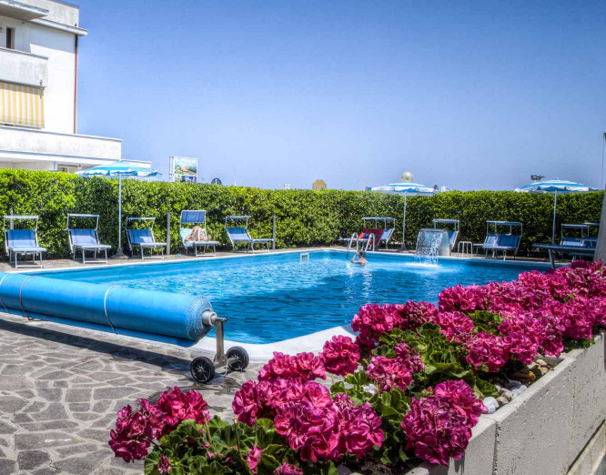 media.Gallery-Piscina-03-Hotel-Life-Rimini