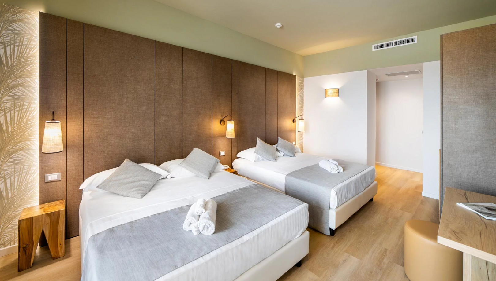 media.Slide-Camera-Queen-Room-con-Roof-garden-01-Hotel-Life-Rimini